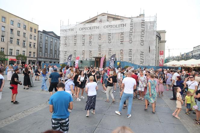 Potańcówki przed Teatrem Śląskim w Katowicach. "Roztańczony Wyspiański" porwał tłumy