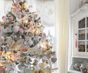 Świąteczne choinki w bieli