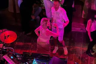 Joanna Racewicz tańczy na parkiecie z mężczyzną 
