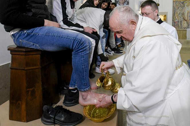 Papież obmył stopy młodocianym przestępcom. Wśród "Apostołek" były dziewczęta