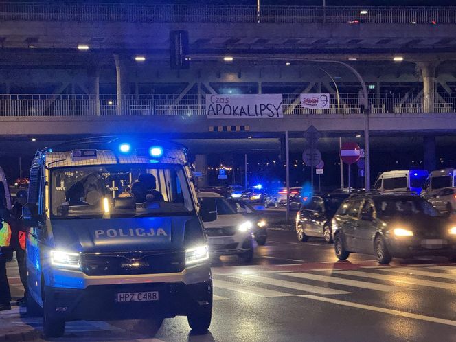 Warszawa. Ostatnie Pokolenie kontra policja. Kolejna próba zablokowania Wisłostrady [ZDJĘCIA].