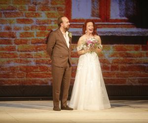Obłędny ślub w Katowicach! O 18 lat młodszy pisarz i 53-letnia aktorka powiedzieli sobie TAK na scenie teatru!
