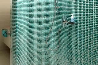 Okrągła ściana w kabinie prysznica