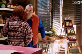 Barwy szczęścia, odcinek 2106: nauczycielka Dorota Kujawiak (Karina Seweryn), Borys (Jakub Wieczorek)