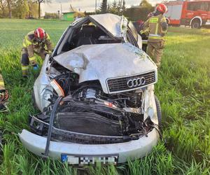 Śmiertelny wypadek pod Chełmżą! 32-latek z audi nie przeżył zderzenia z fordem [ZDJĘCIA]. 