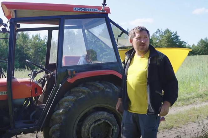 Andrzej z Plutycz wyjechał na pole. Internauci zwrócili uwagę na jedną ważną kwestię. O co może chodzić? [WIDEO]