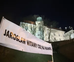 Politycy PiS odwiedzili Wawel w miesięcznicę pogrzebu pary prezydenckiej. Pod zamkiem odbył się protest