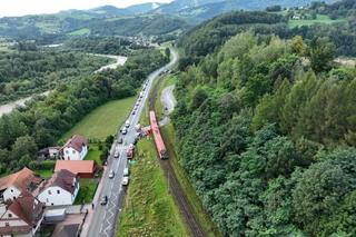 Barcice. Tragiczny wypadek. Auto dachowało i wpadło pod pociąg. 1 osoba nie żyje