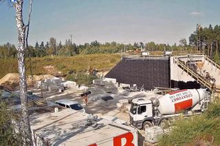 Wsuwanie wiaduktu kolejowego w nasyp w Częstochowie przez Strabag