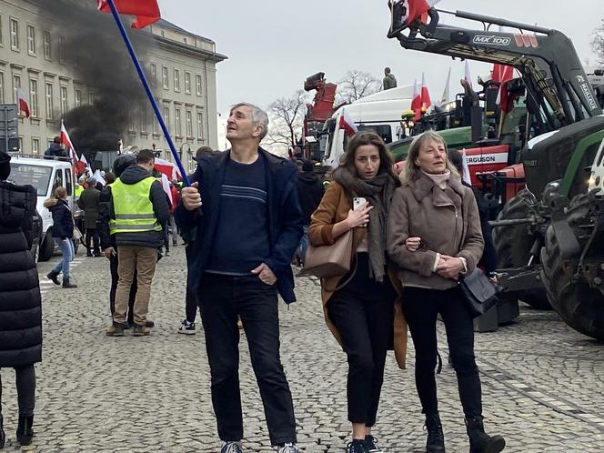 Protest rolników we Wrocławiu. Strajk wymyka się spod kontroli. Urząd Wojewódzki obrzucany jajkami