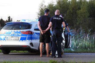 Mini Cooper w ogniu! Kierowca osobówki utknął w błocie i spalił auto