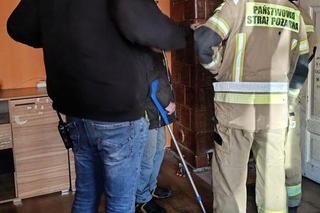 Z okna mieszkania wydobywał się dym. Było o krok od nieszczęścia