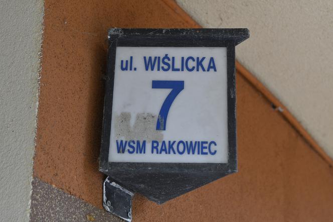 Warszawa. Mają usunąć z klatek wycieraczki, bo… stanowią zagrożenie pożarowe. „Niedługo każą wymontować nam drzwi, bo są z drewna!”