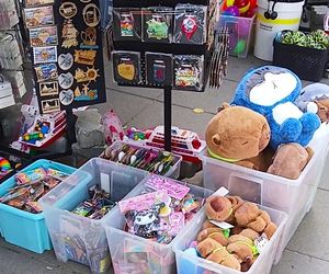 Wakacyjne pamiątki na straganach w nadmorskich kurortach
