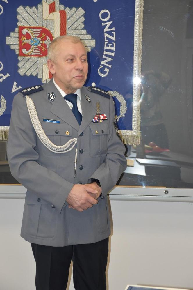 Asp. sztab. Adam Owczarzak z Komendy Powiatowej Policji w Gnieźnie obchodzi jubileusz 40-lecia służby w policyjnym mundurze