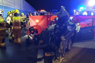 Śmiertelny wypadek na A2 pod Brzezinami. Toyota uderzyła w kampera [ZDJĘCIA].