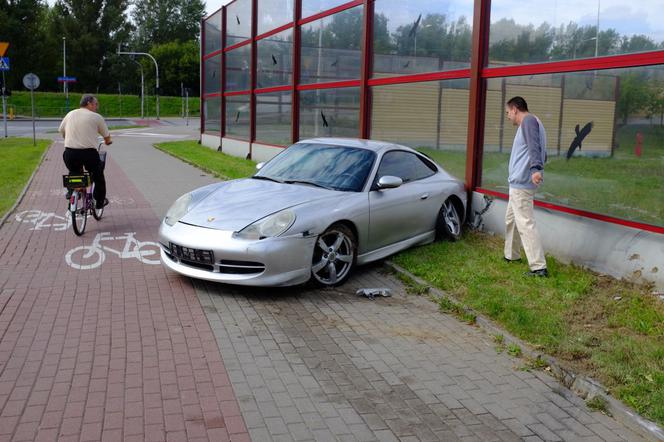 Rozbite Porsche 911 porzucone w Warszawie