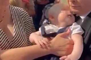 Jarosław Kaczyński z dzidziusiem na rękach ależ on go tuli 