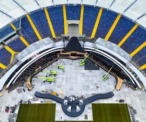 Budowa scen sylwestrowych na Stadionie Śląskim