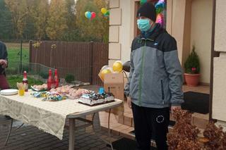 Uczniowie Technikum Mundurowego wspólnie z aleksandrowskimi policjantami odwiedzili ciężko chorego Piotra