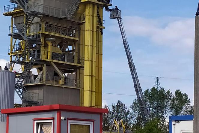 Skarżysko-Kamienna. 22-letni pracownik został przygnieciony na wysokości 25 metrów 