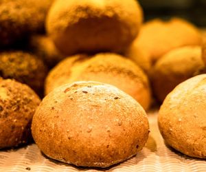 Domowe bułki z ciecierzycy to hit w mojej kuchni. Zdrowe, lekkie i pełne wartości odżywczych