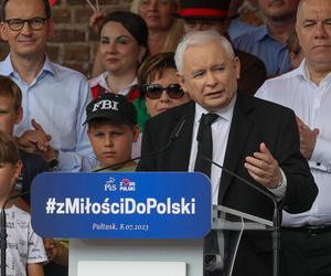 Jarosław Kaczyński z dzidziusiem na rękach ależ on go tuli 