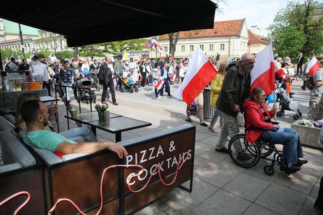 Pochód wyruszył z placu Zamkowego w Warszawie. Narodowy Marsz Życia pod hasłem Niech Żyje Polska! - jak podkreślają organizatorzy - jest manifestacją sprzeciwu wobec ataków wymierzonych w małżeństwo, rodzinę i w „poczęte dzieci zagrożone aborcją”.