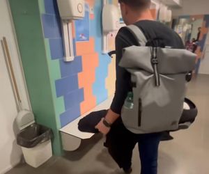 Daniel Martyniuk uczy syna pływać