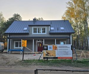 Prefabrykowany dom w Warszawie już z drewnianą okładziną ścian - trwają prace wykończeniowe