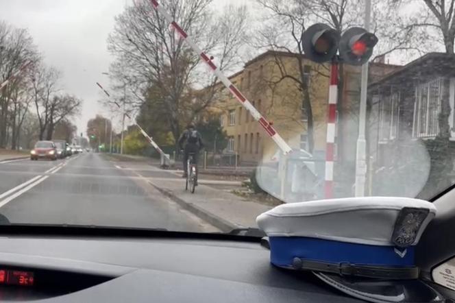 44-letni rowerzysta - na oczach policjantów - wjechał na przejazd kolejowy w momencie, kiedy zapory nie zostały jeszcze podniesione, a sygnalizator wskazywał migający, czerwony sygnał. Mężczyzna został ukarany mandatem 2 tys. zł.