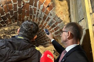 Pierwsze odkrycia w tajemniczej krypcie w Kazimierzu Biskupim