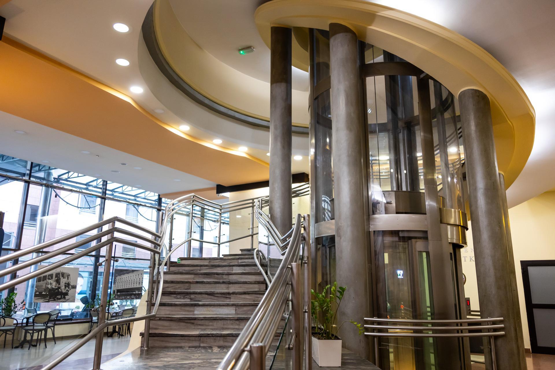 Mozaiki Rechowiczów w warszawskim Domu Chłopa - zobacz zdjęcia. Dziś mieści się tu Hotel Gromada