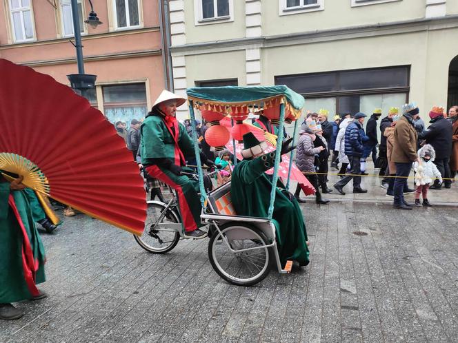 Kolorowy Orszak Trzech Króli w Łodzi. W centrum miasta pojawiło się mnóstwo osób [ZDJĘCIA]
