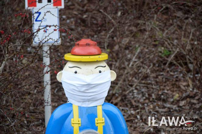 Iława. Na rzeźbach zawiesili maseczki ochronne