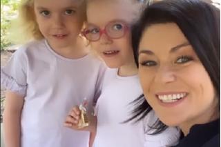 M jak miłość na planie. Kinga (Katarzyna Cichopek), bliźniaczki Emilka (Julia Kempka), Zuzia (Marcelina Kempka) 