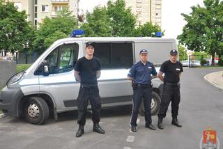 Akcja przeciwpowodziowa w Warszawie: Bohaterscy policjanci wyciągnęli tonącego z rwącego nurtu Wisły