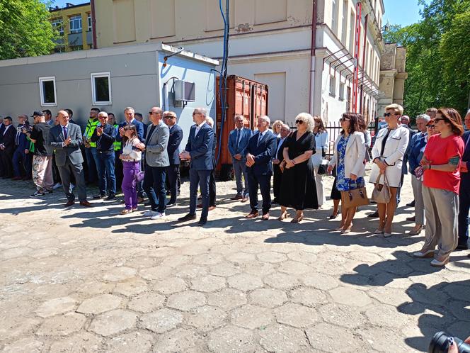 W ścianie budynku powstającego Branżowego Centrum Umiejętności w branży elektroenergetyki zamurowana została także kapsuła czasu