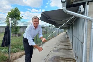 ​W schronisku dla zwierząt w Henrykowie koło Leszna montują markizy. Dadzą psom cień w gorące dni