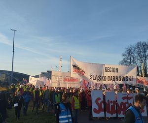 Protest w Katowicach. Tysiące związkowców na ulicach. Padły mocne słowa o „zbrodniczej ideologii”