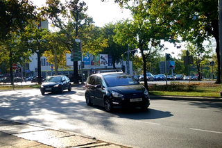 To jedno z najbardziej problematycznych skrzyżowań w Szczecinie. Jak prawidłowo jechać, żeby nie spowodować stłuczki? [WIDEO]