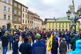 Kolorowy i rozśpiewany orszak Trzech Króli 2023 przeszedł ulicami Krakowa 