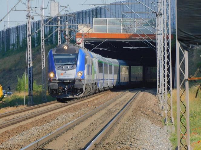 Śmiertelne potrącenie pieszego w tunelu. Pociąg gruchnął w osobę stojącą na torach