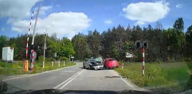Policjanci ujawnili dramatyczne nagranie. Zderzenie trzech aut na przejeździe kolejowym