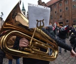 Orszak Trzech Króli 2023 w Toruniu. Efektowne figury, piękne kolory i aktywiści o dramacie uchodźców