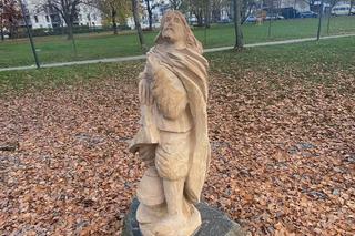Rzeźby w drewnie w parku Heweliusza w Poznaniu