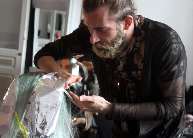 Jednoręki mistrz fryzur