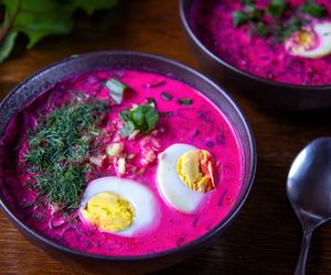 Botwinkowa z jajkiem. Prosty przepis na zupę z młodych buraczków