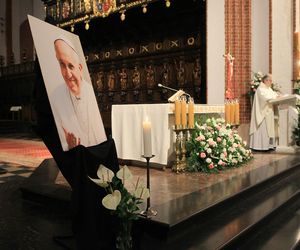Msza święta w Warszawie za zmarłego papieża Franciszka. Archidiecezja warszawska podała nową datę