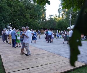 Sielanka na parkiecie w Muzeum Wsi Lubelskiej pod gołym niebem! Za nami kolejna potańcówka w rytmie miejskiego folkloru z Warszawy i Lwowa